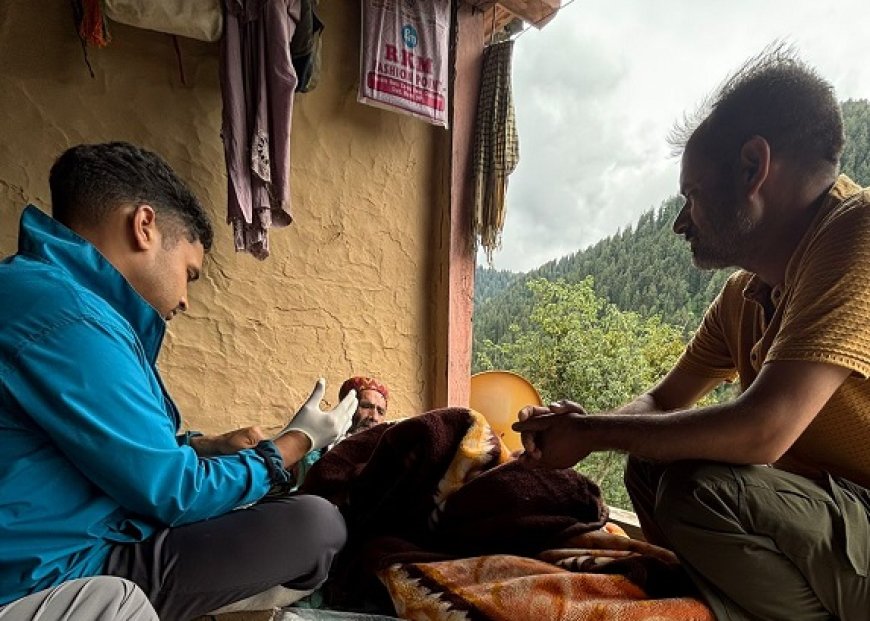 चिकित्सकों ने 28 किलोमीटर पैदल चलकर वृद्ध मरीज को दी जरूरी चिकित्सा सेवा