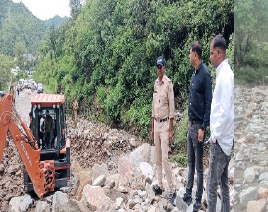 मंडी से कुल्लू को जोड़ने वाला राष्ट्रीय राजमार्ग भारी बारिश के चलते पत्थर गिरने के कारण बंद