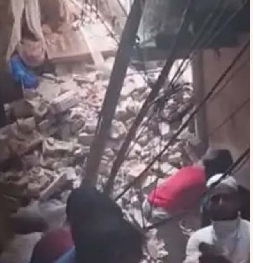 दिल्ली के वेलकम इलाके में एक इमारत गिरने से दो लोगों की मौत जबकि आठ अन्य घायल