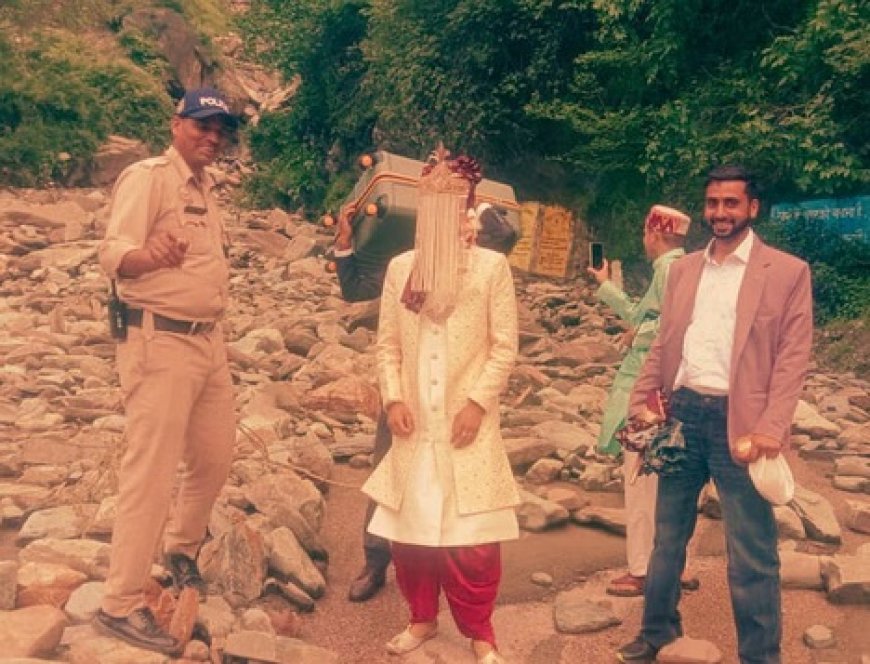 सड़क पर भारी मलबा और पत्थर आने से दूल्हा और बरातियों ने पंडोह नाला में वाहनों में बैठकर बिताई रात