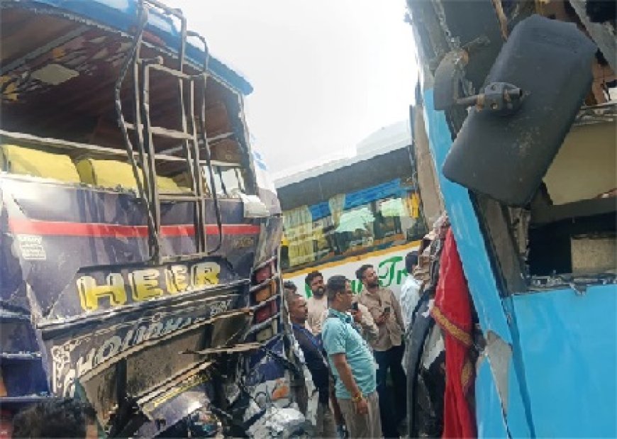 जम्मू-कश्मीर के कुलगाम जिले में कई वाहनों की टक्कर में करीब 10 अमरनाथ तीर्थयात्री घायल