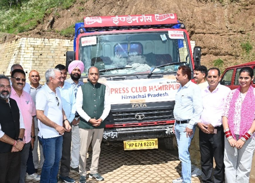 जयराम ठाकुर ने शिल्लीबागी, थनूटा और केल्टी में बांटी राहत सामग्री,दान कर रहे लोगों और संस्थाओं का जताया आभार
