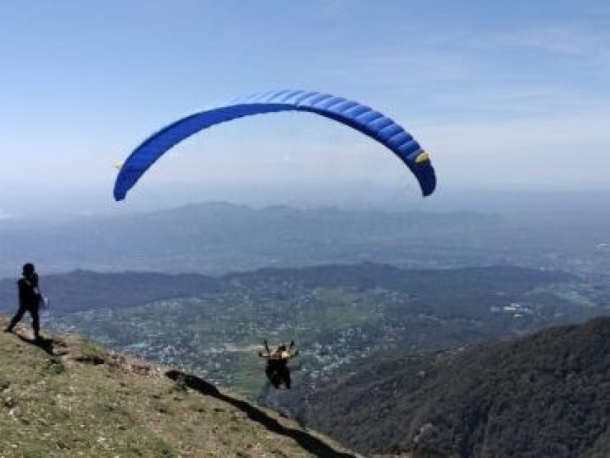 धर्मशाला में पैराग्लाइडिंग के दौरान गुजरात के पर्यटक की मौत,पायलट सहित रक पर्यटक घायल