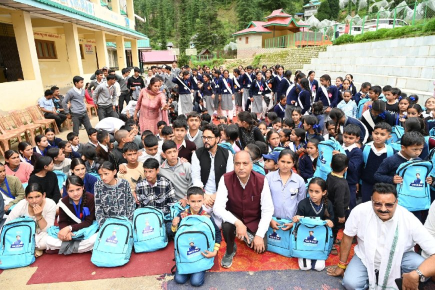 जयराम ठाकुर व सांसद अनुराग ठाकुर ने आपदा प्रभावित क्षेत्रों का दौरा कर प्रभावितों को बांटी राहत सामग्री