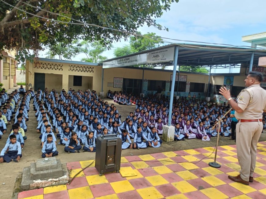 महिला पुलिस ने चलाया जागरूक अभियान , बच्चों को दी साइबर क्राइम , नशा और यौन अपराधों की जानकारी