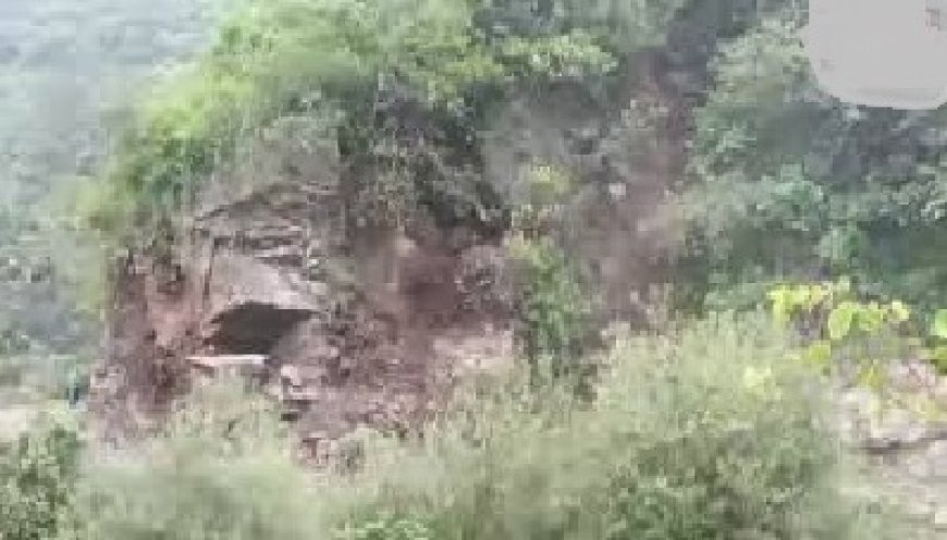 सोलन वाकनाघाट ममलीग रोड़ गरू के पास भारी भूस्खलन के चलते मार्ग बंद 