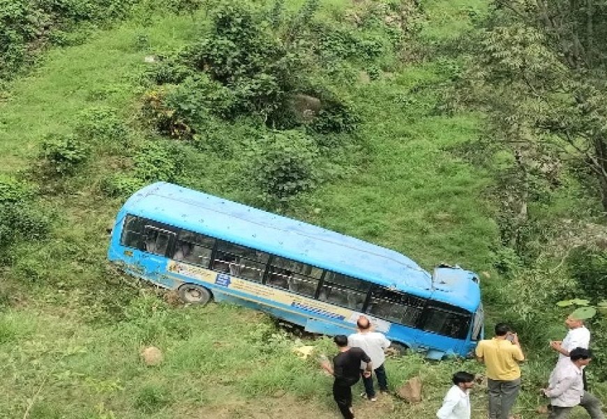 दर्दनाक : अनियंत्रित होकर सड़क से नीचे खेतों में जा गिरी यात्रियों से भरी एचआरटीसी बस, घटना में 7 की माैत, 22 घायल