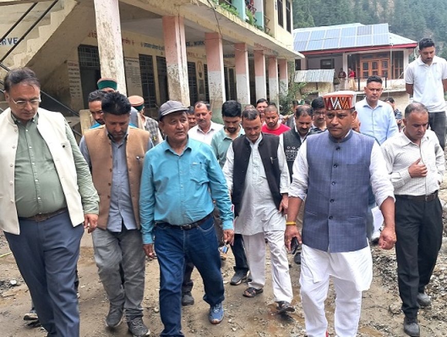 राजस्व मंत्री ने सराज के आपदा प्रभावित क्षेत्रों में प्रभावितों से मुलाकात कर नुकसान का लिया जायजा  