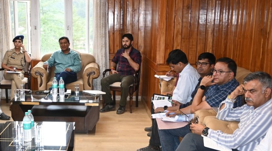 राजस्व मंत्री ने थुनाग में की आपदा प्रभावित क्षेत्रों में जारी राहत एवं पुनर्निर्माण कार्यों की समीक्षा