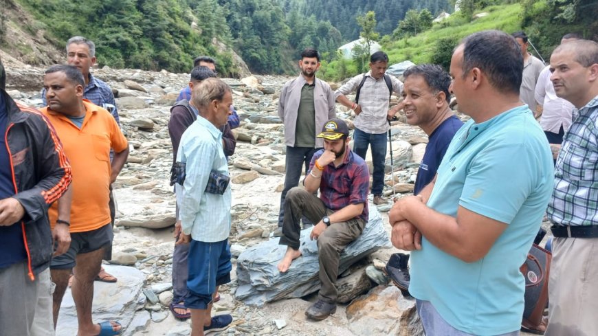 आपदा प्रभावित क्षेत्रों में राहत कार्यों का जायजा लेने सुराह व खुनागी में पैदल पहुंचे उपायुक्त