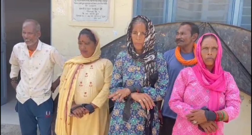 ग्राम पंचायत प्रधान रामपुर भारापुर के खिलाफ महिलाओं ने खोला मोर्चा , हाथ में काली पट्टी बांधकर जताया विरोध 