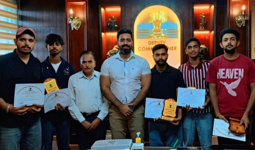 सराहनीय पहल :युवाओं ने रोपे 250 पौधे, उपायुक्त जतिन लाल ने किया सम्मानित