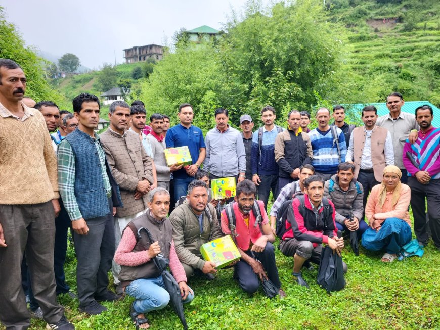 सराज के आपदा प्रभावित गांवों में राहत और बहाली कार्य युद्धस्तर पर जारी , जुगांध गाँव में प्रशासन ने सुनीं ग्रामीणों की समस्याएं 
