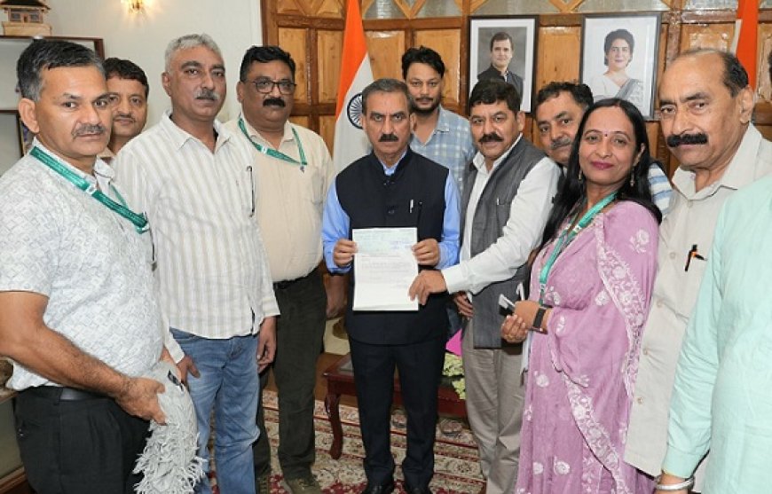 कांगड़ा सहकारी प्राथमिक कृषि एवं ग्रामीण विकास बैंक लिमिटेड के अध्यक्ष ने सीएम सुक्खू को सौंपा 11 लाख रुपये का चेक