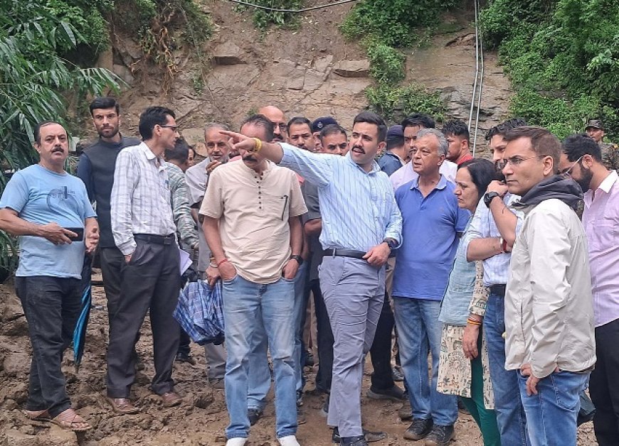 लोक निर्माण मंत्री विक्रमादित्य सिंह ने मंडी के आपदा प्रभावित क्षेत्रों का किया दौरा
