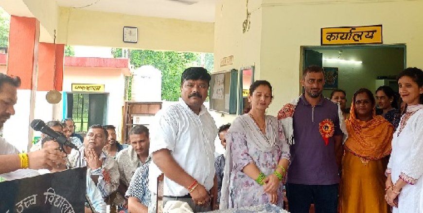 प्रधान ग्राम पंचायत विजय ठाकुर दीद बगड़ ने सिरमौरी ताल में स्कूली बच्चों को बांटे ट्रैक सूट