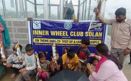 इन्नर व्हील क्लब सोलन ने वर्षा ऋतु में झुग्गी में रहने वाले बच्चों को भेंट की छतरियाँ