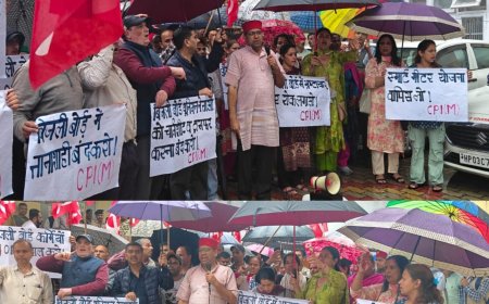 बिजली बोर्ड कर्मचारी यूनियन नेताओं के चार्जशीट, निलंबन व ट्रांसफर के विरोध में बोर्ड कार्यालय के बाहर माकपा का प्रदर्शन 