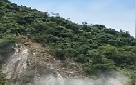 मंडी : अचानक दरकी पहाड़ी, जेसीबी मशीन ऑपरेटरों और यात्रियों ने भागकर बचाई जान 