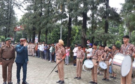 पांवटा साहिब के रामलीला मैदान में उपमंडल अधिकारी गुंजीत सिंह चीमा ने ध्वजा-रोहण कर मार्चपास्ट की ली सलामी