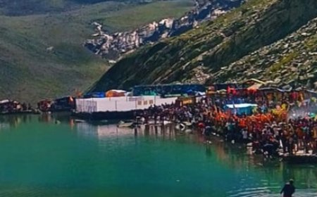 मणिमहेश यात्रा में जन्माष्टमी के मौके पर छोटे शाही स्नान में 20 हजार शिव भक्तों ने झील में लगाई आस्था की डुबकी  