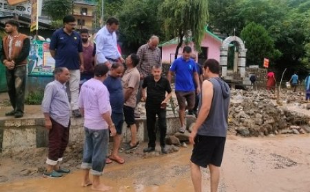 भारी बारिश व भूस्खलन के कारण बंद मुख्य सड़कों को बहाल करने का कार्य युद्ध स्तर पर जारी : उपायुक्त