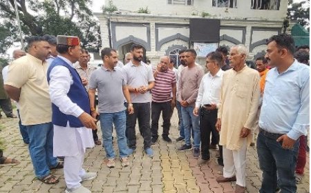 आपदा प्रभावितों को लेकर उपायुक्त से मिलने पहुंचे डॉ बिंदल,उनके पुनर्वास व उचित राहत के लिए कदम उठाने की मांग 