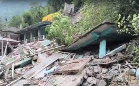 मंडी के बालीचौकी के मुख्य बाजार में बीती रात को दो लोगों का 30 कमरों का मकान भरभरा कर जमींदोज