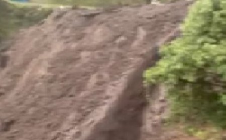 चंबा की प्रसिद्द पर्यटन नगरी डलहौजी के तलाई में बादल फटने से फ्लैश फ्लड में बहा रेन शेल्टर और एक भवन