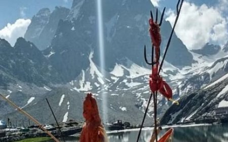 जिला प्रशासन की ओर से बारिश के कारण बिगड़े हालातों के मद्देनजर मणिमहेश यात्रा पर अस्थायी तौर पर लगाई रोक