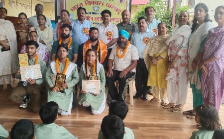 गुरु वंदन छात्र अभिनंदन कार्यक्रम में शिक्षकों द्वारा पुष्प वर्षा आशीर्वाद से अभिभूत हुए विद्यार्थी