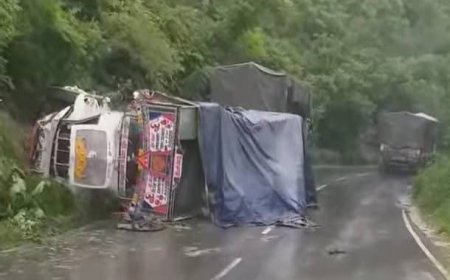 अनियंत्रित हो कर पलटा सीमेंट से लदा ट्रक , हदसे में चालक की मौके पर ही मौत  