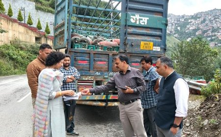 प्रशासन ने अवैध सिलेंडर की आपूर्ति पर कसा शिकंजा,निरीक्षण के दौरान 3 वाहन और कुल 372 अवैध सिलेंडर किये जब्त   