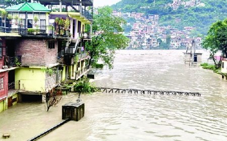 मनाली के बांहग में दो रेस्तरां, तीन दुकानें, एक घर और तीन खोखे बाढ़ में तबाह