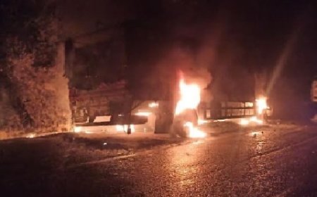 सेब से भरे चलते ट्रक में अचानक भड़की आग,चालक-परिचालक ने भागकर बचाई जान 