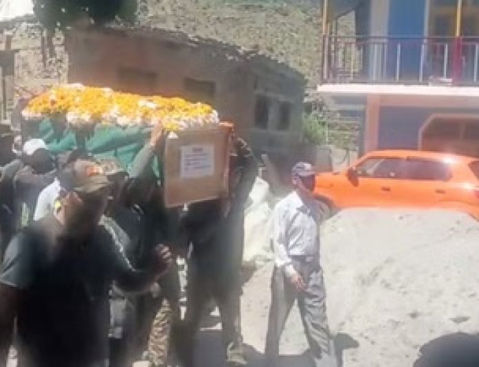 सियाचिन में ड्यूटी के दौरान शहीद हुए बलिदानी अग्निवीर अरुण की पार्थिव देह सेना के चॉपर से पहुंचाई उदयपुर