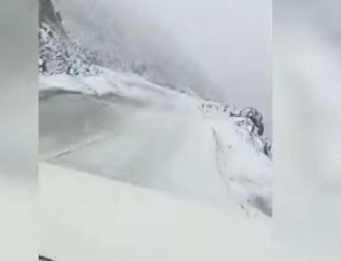 शिंकुला दर्रे में साल का पहला हिमपात, बर्फ से गुलजार हुई हिमाचल की वादियां......