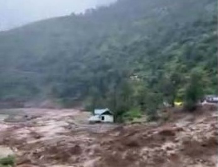 जम्मू-कश्मीर के डोडा में बादल फटने के बाद अचानक आए सैलाब में दस से अधिक घर तबाह,घटना में चार लोगो की मौत
