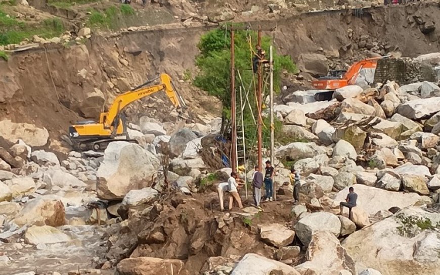 आपदा प्रभावित सराज के 107 गांवों में लौटी रोशनी,कंधों पर ट्रांसफॉर्मर और पोल ढोकर बहाल की बिजली आपूर्ति
