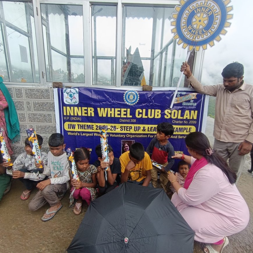 इन्नर व्हील क्लब सोलन ने वर्षा ऋतु में झुग्गी में रहने वाले बच्चों को भेंट की छतरियाँ