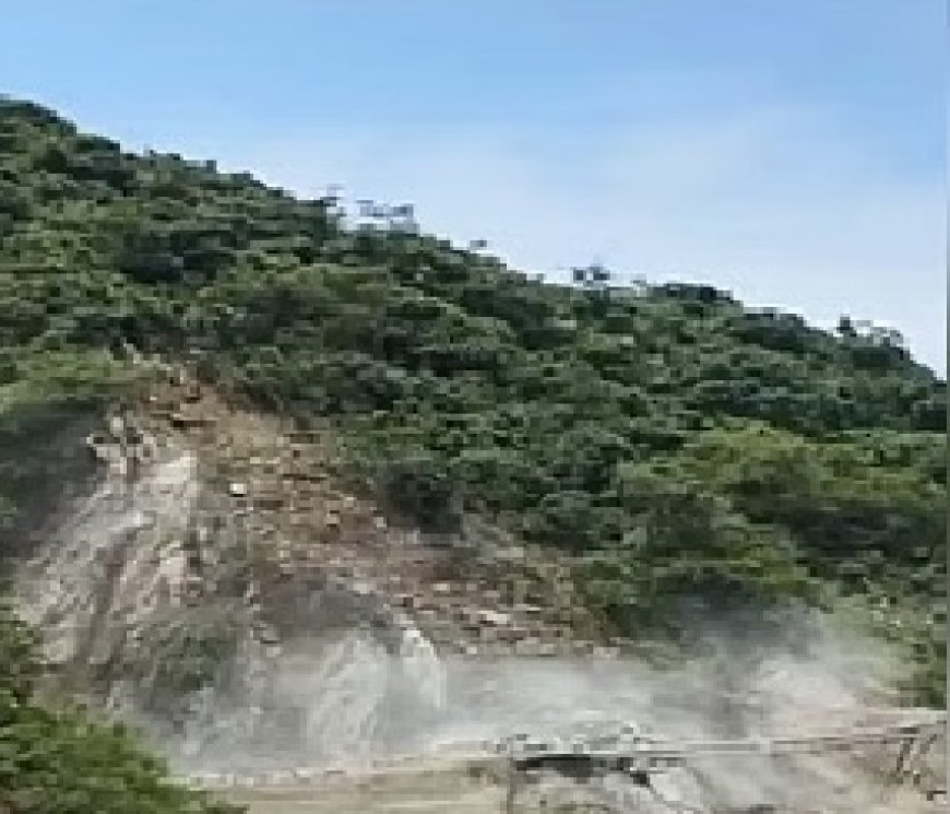 मंडी : अचानक दरकी पहाड़ी, जेसीबी मशीन ऑपरेटरों और यात्रियों ने भागकर बचाई जान 