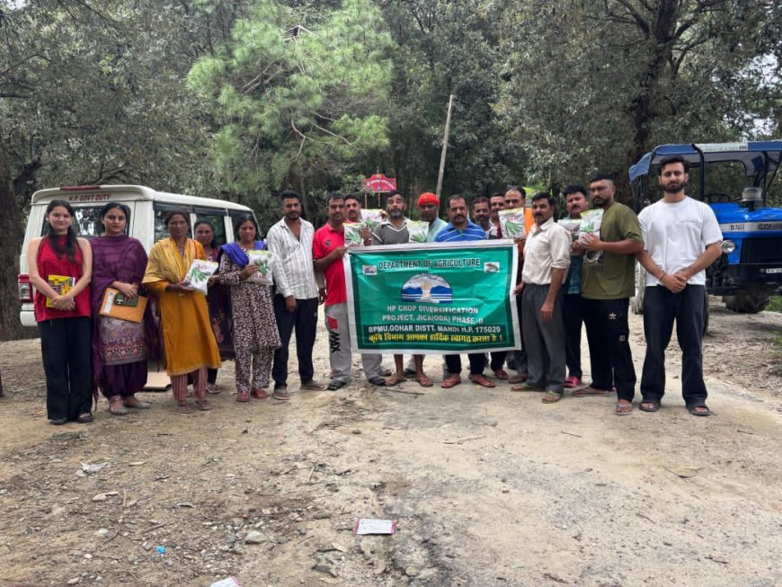 आधुनिक तकनीकों से फसल उत्पादन बढ़ाने के लिए  किसानों को वितरित किये ऑफ सीजन मटर और गोभी के बीज 