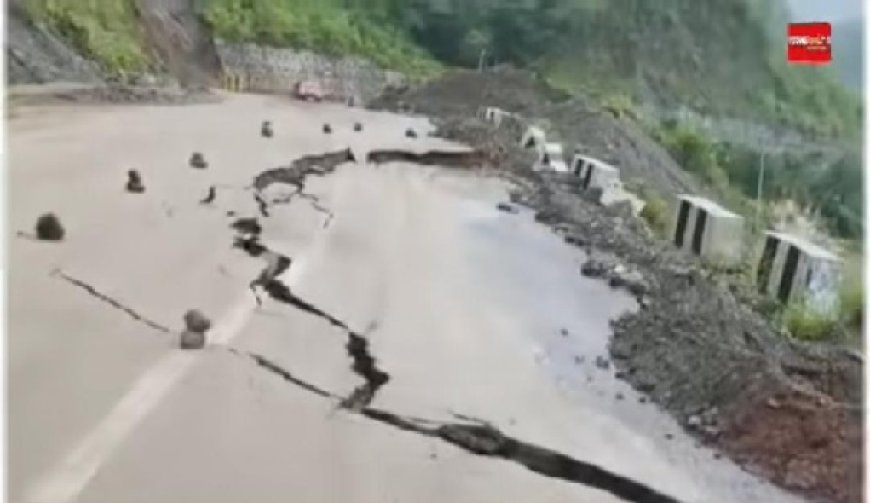 कच्ची ढांग के पास एक बार फिर सड़क धंसना शुरू,यात्रियों की सुरक्षा के लिए बनी गंभीर चुनौती 