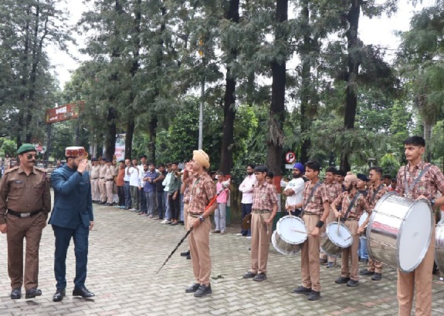 पांवटा साहिब के रामलीला मैदान में उपमंडल अधिकारी गुंजीत सिंह चीमा ने ध्वजा-रोहण कर मार्चपास्ट की ली सलामी