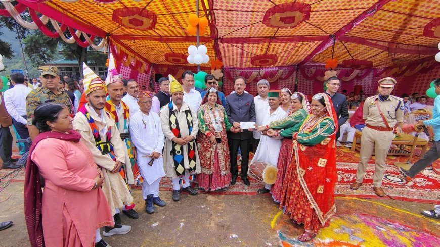 उद्योग मंत्री हर्षवर्धन चौहान ने चंबा के ऐतिहासिक चौगान में की ज़िला स्तरीय स्वतंत्रता दिवस समारोह की अध्यक्षता