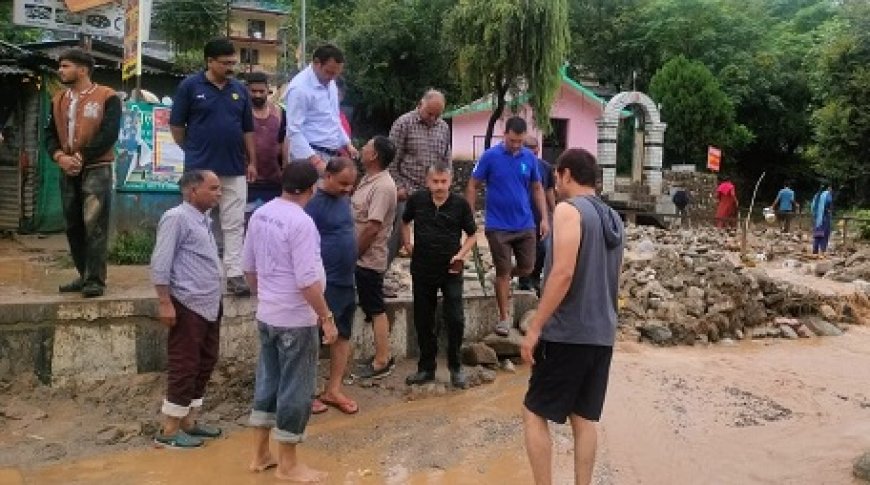 भारी बारिश व भूस्खलन के कारण बंद मुख्य सड़कों को बहाल करने का कार्य युद्ध स्तर पर जारी : उपायुक्त