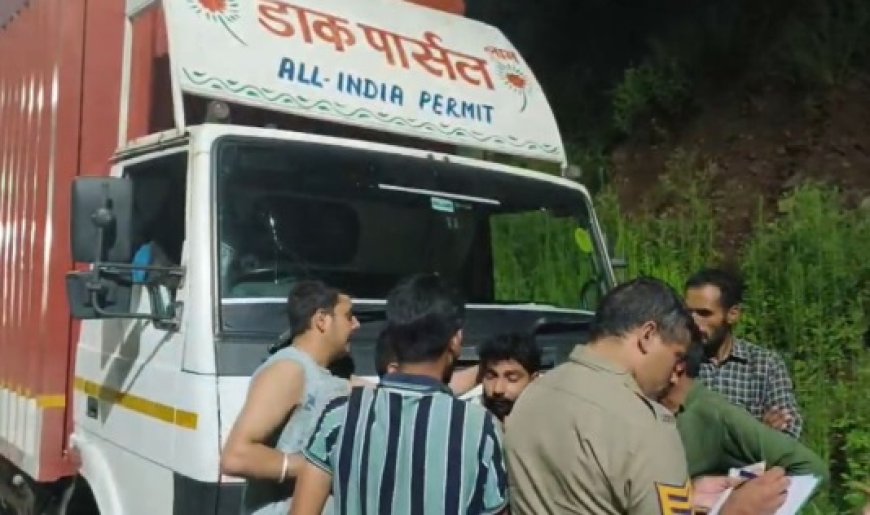 एपीएमसी नाके पर डाक पार्सल कंटेनर को रोकने पर अंदर 17 भैंसे और 8 कटड़े भरे बरामद  