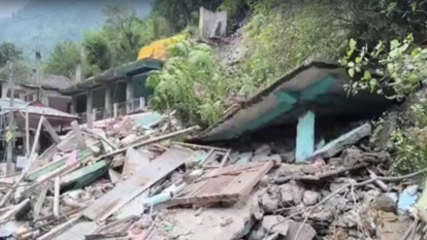 मंडी के बालीचौकी के मुख्य बाजार में बीती रात को दो लोगों का 30 कमरों का मकान भरभरा कर जमींदोज