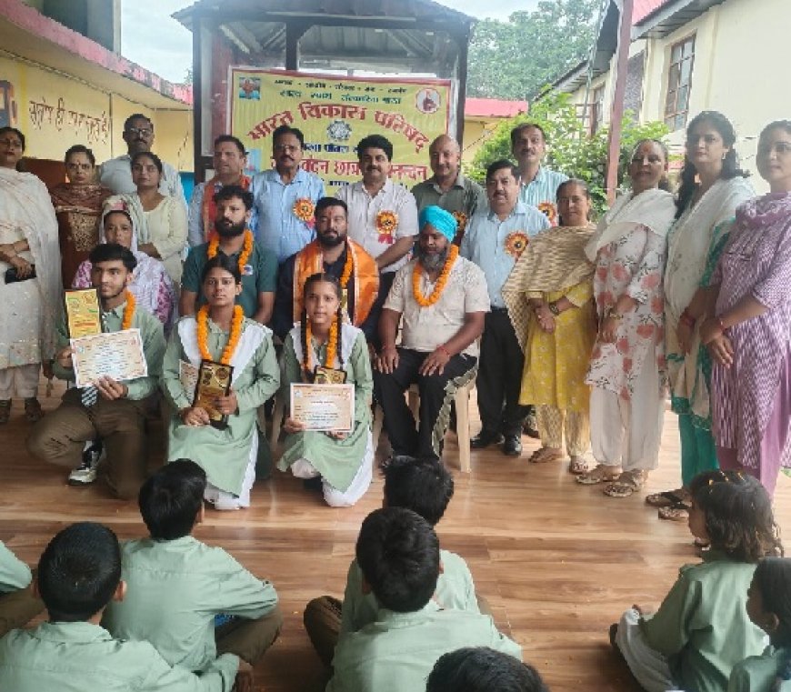 गुरु वंदन छात्र अभिनंदन कार्यक्रम में शिक्षकों द्वारा पुष्प वर्षा आशीर्वाद से अभिभूत हुए विद्यार्थी