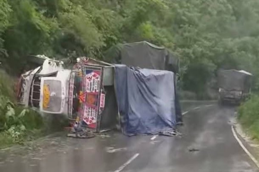 अनियंत्रित हो कर पलटा सीमेंट से लदा ट्रक , हदसे में चालक की मौके पर ही मौत